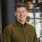 Denna bild har ett alt-attribut som är tomt. Dess filnamn är Erik-Simonsenw1000-e1708510877424-150x150.jpg