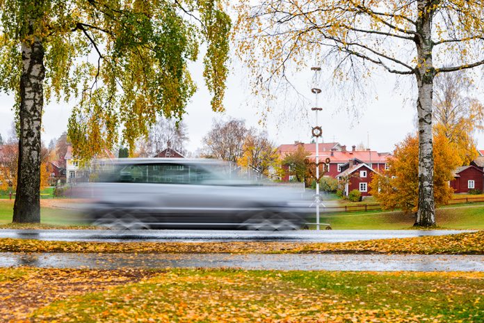 bil kör på väg på hösten