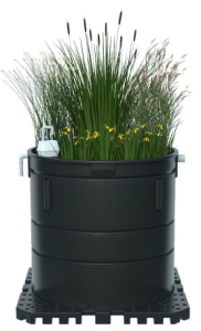Svart cylinderformad tank som är öppen upptill där växter sticker upp ur tanken.