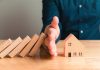 Arm skyddar hus mot dominobrickor