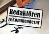 Skylt där det står redaktören rekommenderar. Under skylten är det en pensel som skriver svarta tecken på vitt papper.