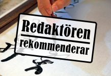Skylt där det står redaktören rekommenderar. Under skylten är det en pensel som skriver svarta tecken på vitt papper.