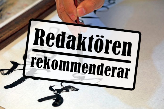 Skylt där det står redaktören rekommenderar. Under skylten är det en pensel som skriver svarta tecken på vitt papper.