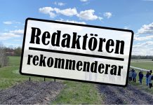 Skylt där det står redaktören rekommenderar. Bakom skylten är människor på en åkermark.