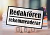 Skylt med texten redaktören rekommenderar. Tärningar och suddiga pappersmappar bakom.