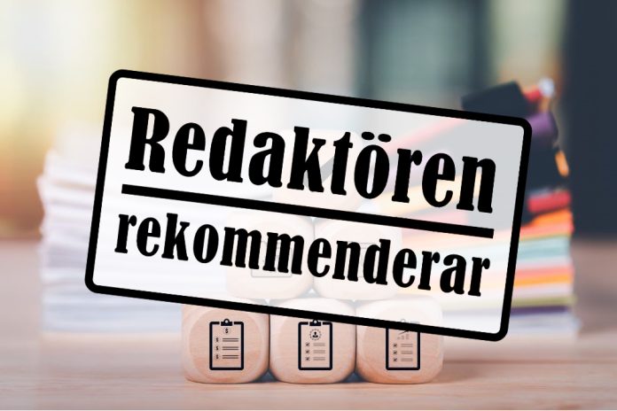 Skylt med texten redaktören rekommenderar. Tärningar och suddiga pappersmappar bakom.