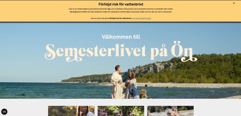 Familj står vid vacker strand och är i färd med att bada. En textruta upptill i bilden upplyser om att det råder vattenbrist på ön.