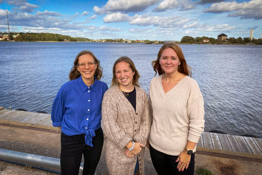 Michelle, Therese och Madelene en solig men blåsig dag med havet som bakgrund.
