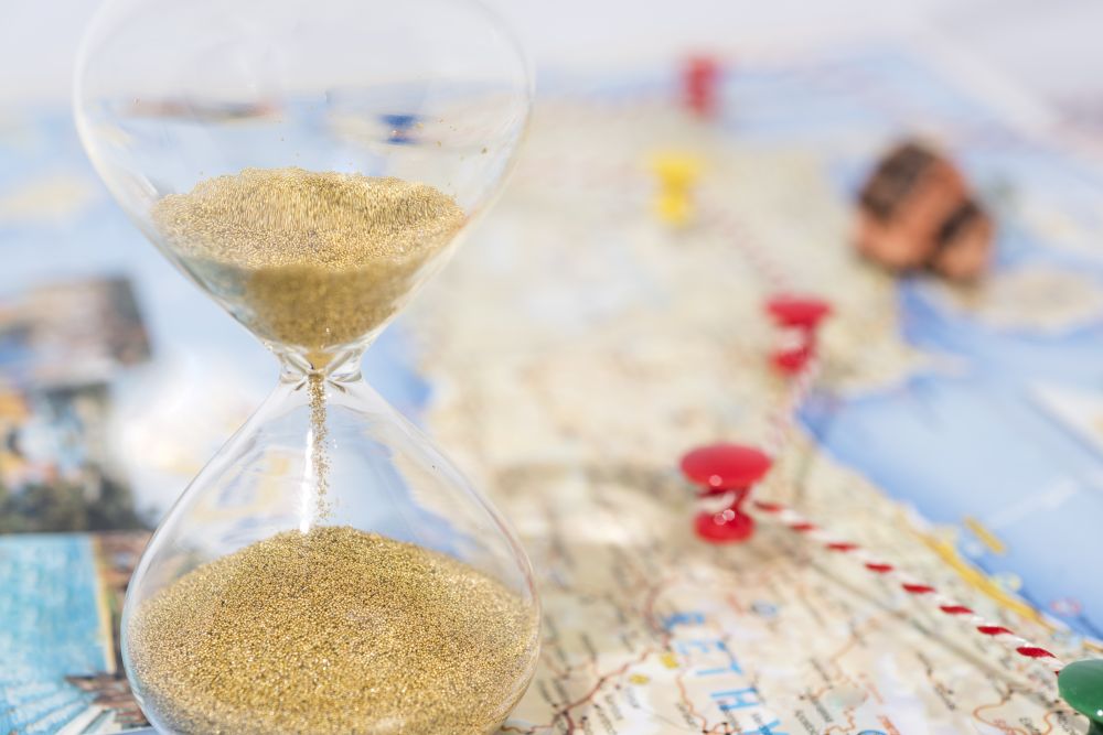 Timglas p&aring; karta med n&aring;lar och en tr&aring;d som gr&auml;ns.