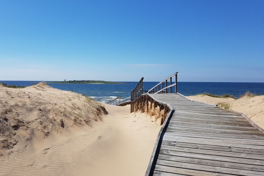 Brygga på sandstrand mot havet, Prins bertils stig i Tylösand.